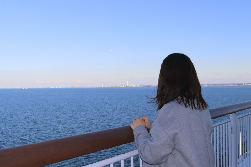 意外と綺麗な東京湾と女性の後ろ姿のフリー写真素材 ニューファクトリー