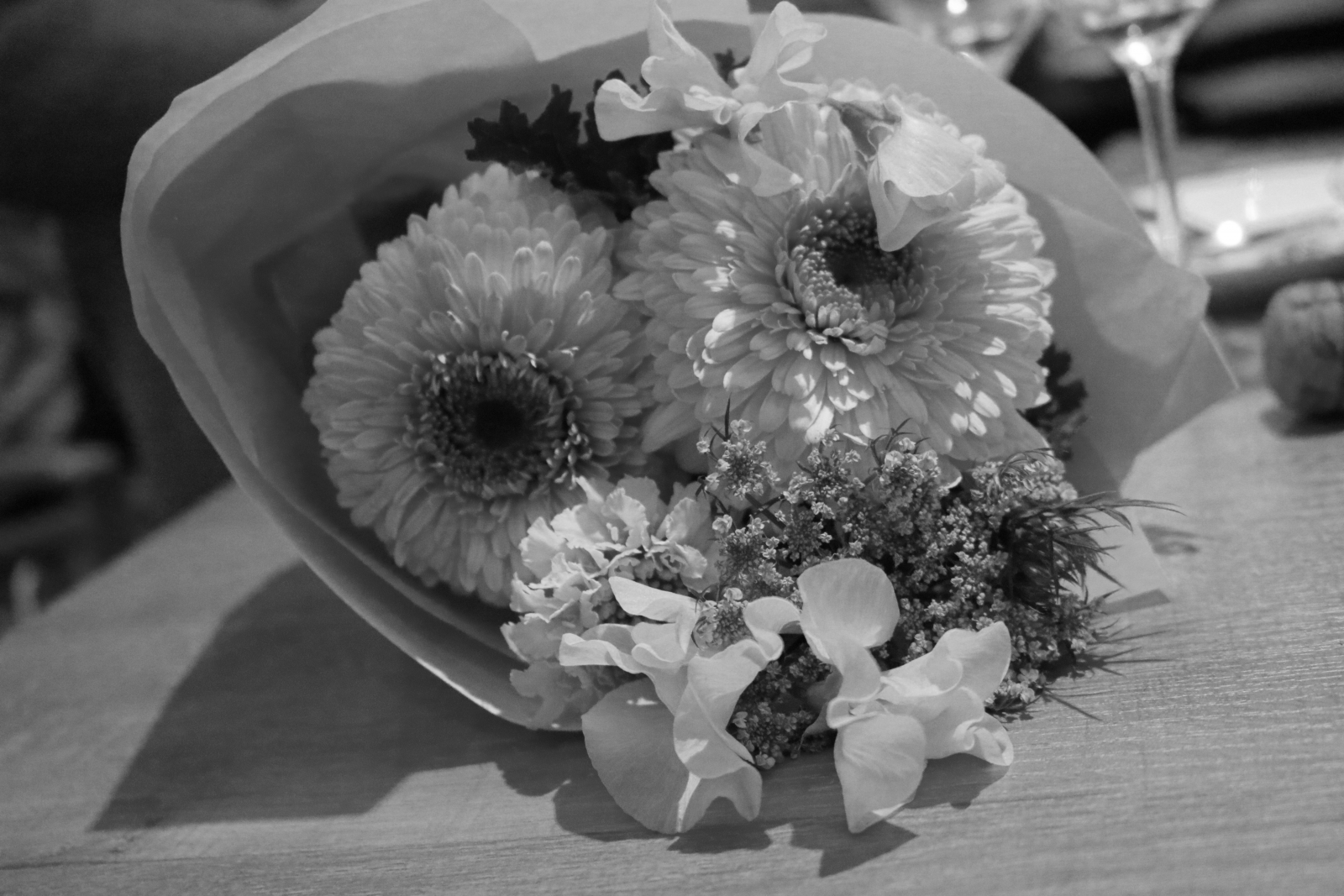 花束のプレゼント モノクロver のフリー写真素材 ニューファクトリー