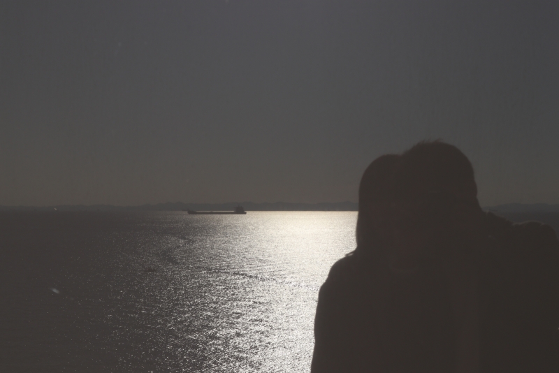 海とカップルのシルエットのフリー写真素材 ニューファクトリー